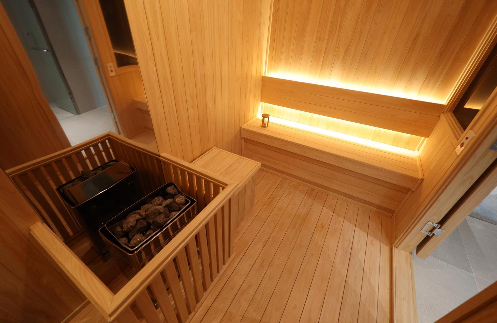 2일 청와대로 이전 작업을 마친 서울 용산 대통령실 청사의 모습이 공개되고 있다. 사진은 대통령집무실에 설치된 사우나실. 뉴시스