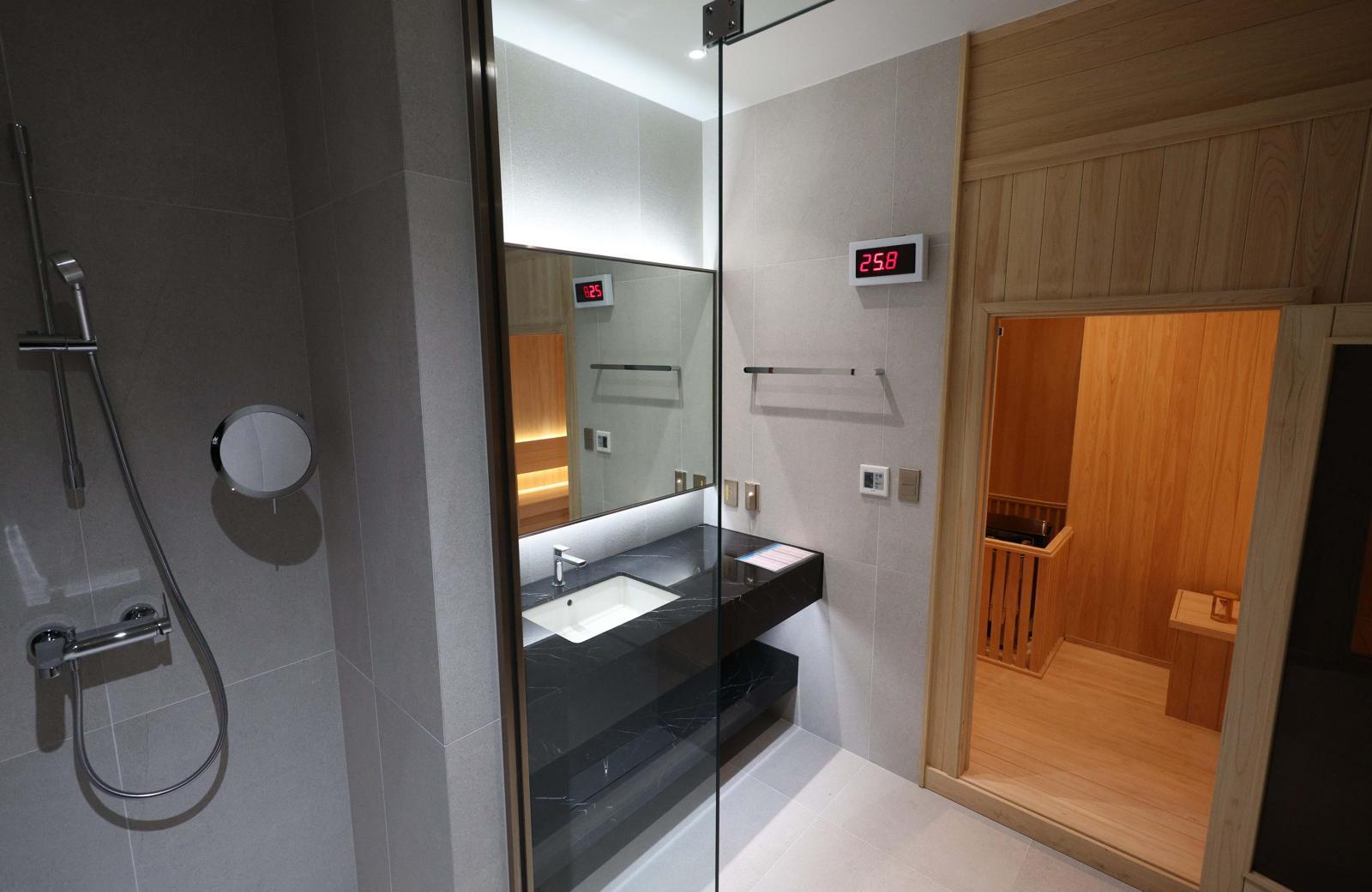 2일 청와대로 이전 작업을 마친 서울 용산 대통령실 청사의 모습이 공개되고 있다. 사진은 대통령집무실에 설치된 사우나실. 뉴시스