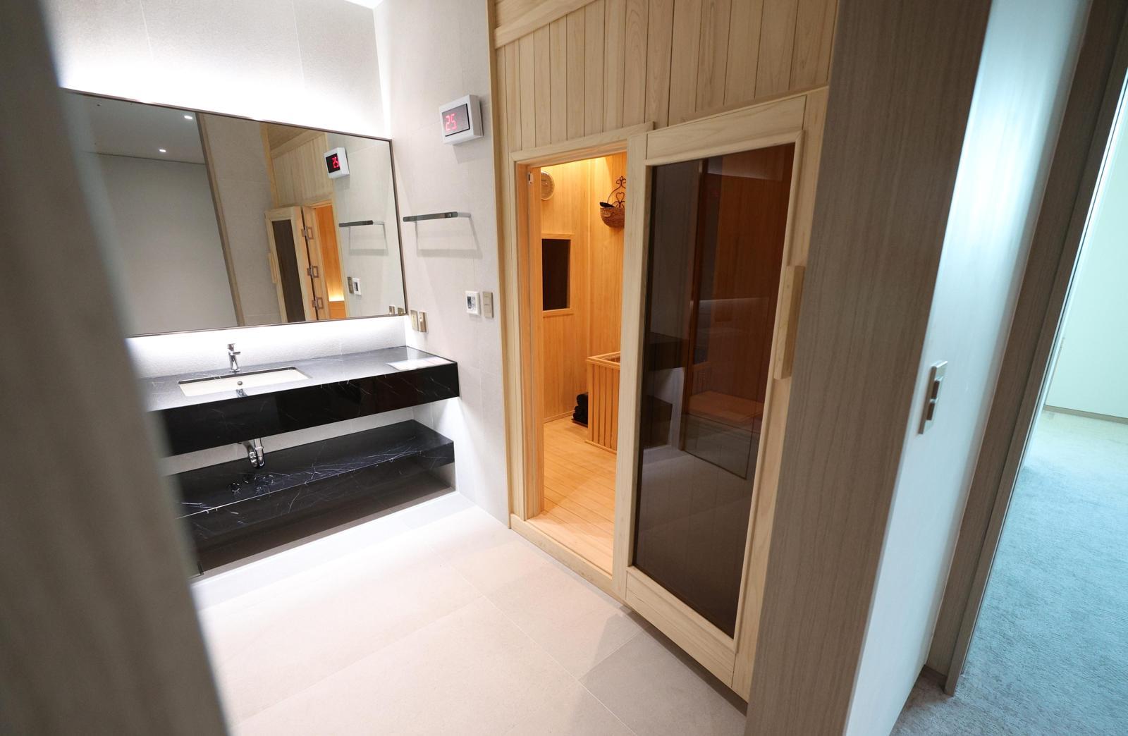 2일 청와대로 이전 작업을 마친 서울 용산 대통령실 청사의 모습이 공개되고 있다. 사진은 대통령집무실에 설치된 사우나실. 뉴시스