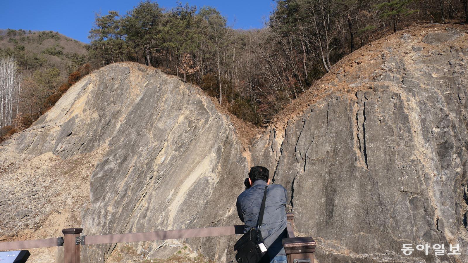 건열 구조가 보이는 문곡리 바위.