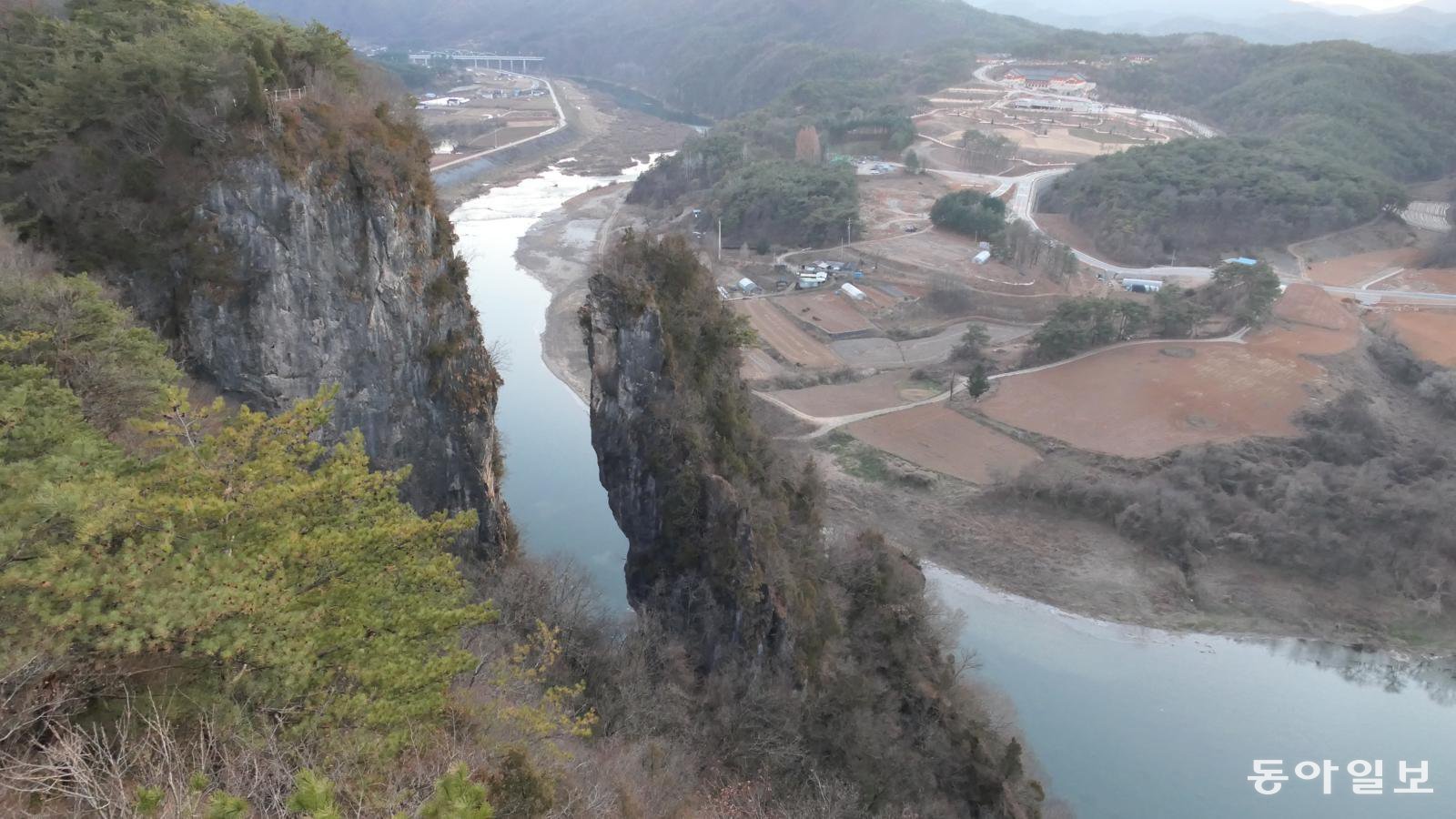 영월읍 방절리 선돌(오른쪽). 하나의 거대한 암벽이었지만 중간이 침식돼 무너져 내리면서 홀로 서게 됐다.