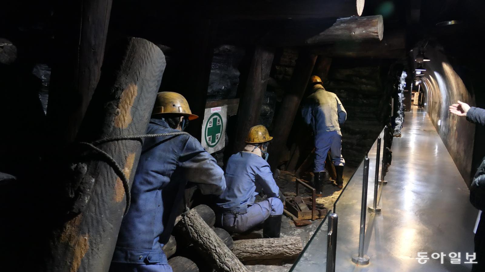 마차리 탄광문화촌 갱도 내부에 천장이 무너지지 않게 나무 기둥(동발)을 받치는 작업 광경을 인형으로 재현해 놓았다.