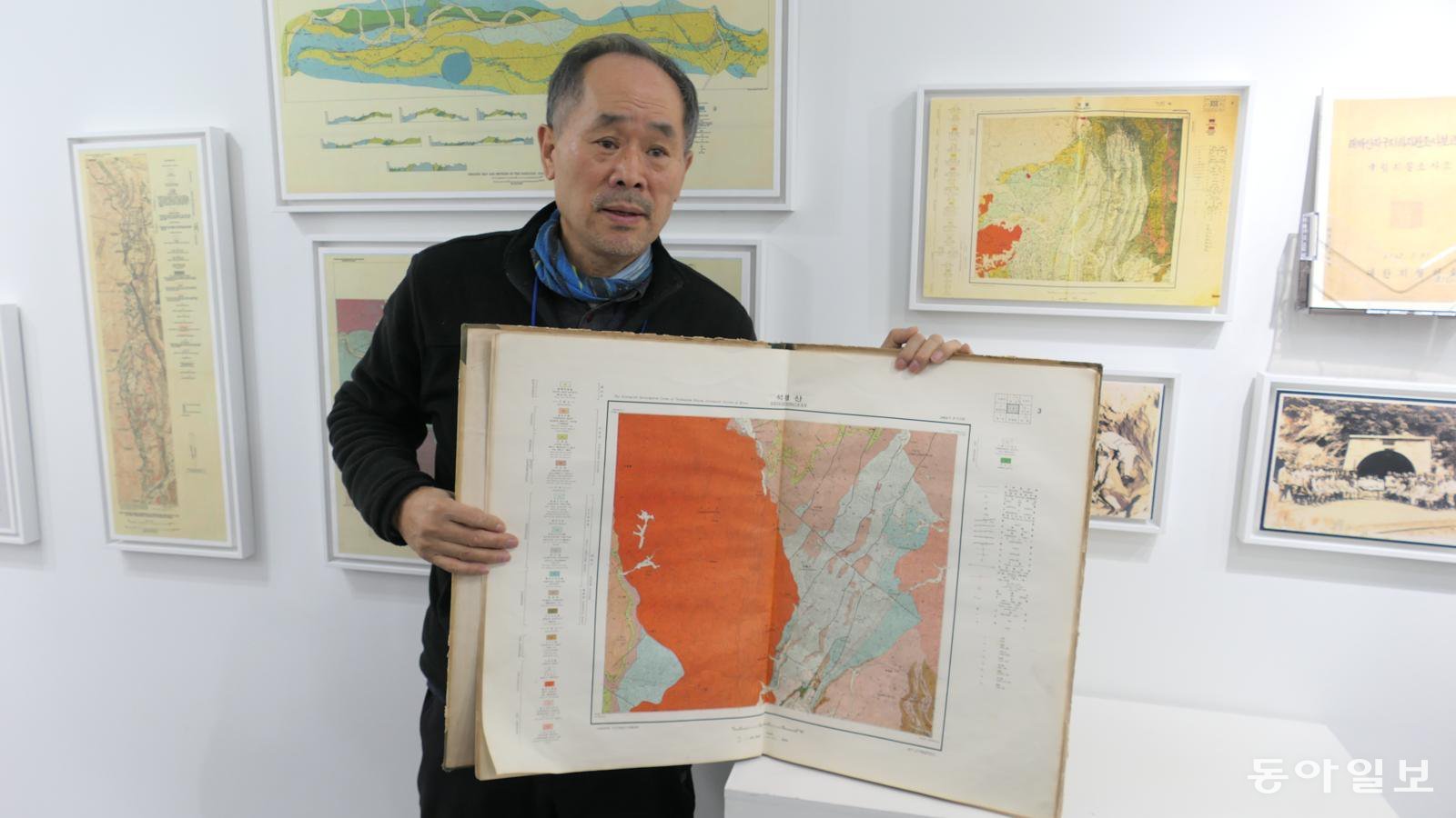영월지오뮤지엄 민경문 관장이 1962년 제작된 ‘태백산지구지질도’를 펼쳐 보이고 있다.