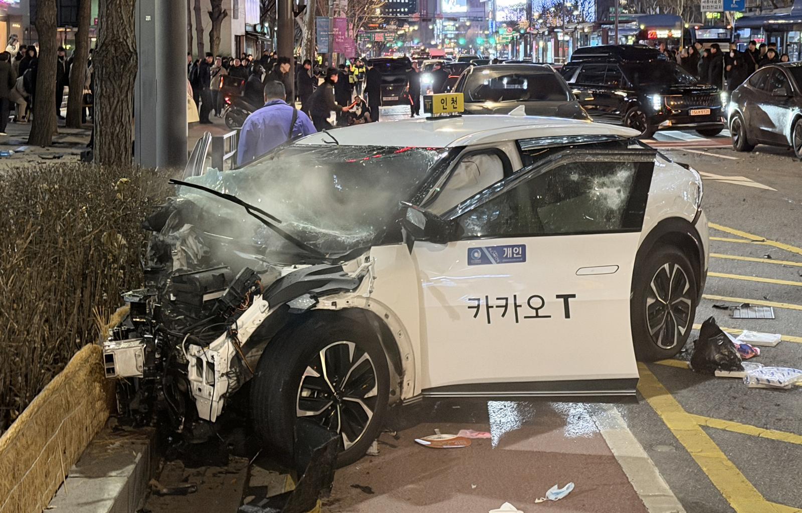 2일 오후 6시쯤 서울 지하철 1호선 종각역 사거리인근에서 택시가 인도로 돌진해 횡단보도에서 신호 대기 중이던 시민들을 들이받는 사고가 발생했다.   이 사고로 여성 1명이 심정지 상태로 심폐소생술(CPR)을 받고 있으며 이외 5명의 시민도 부상을 입은 것으로 알려졌다.   소방 당국과 경찰은 정확한 사고 경위와 피해 규모를 파악하고 있다. 2026.1.2/뉴스1