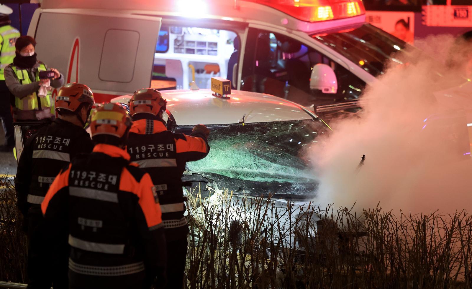2일 오후 6시쯤 서울 지하철 1호선 종각역 인근에서 택시가 인도로 돌진해 횡단보도에서 신호 대기 중이던 시민들을 들이받는 사고가 발생했다.   이 사고로 여성 1명이 심정지 상태로 심폐소생술(CPR)을 받고 있으며 이외 5명의 시민도 부상을 입은 것으로 알려졌다.   소방 당국과 경찰은 정확한 사고 경위와 피해 규모를 파악하고 있다. 2026.1.2/뉴스1