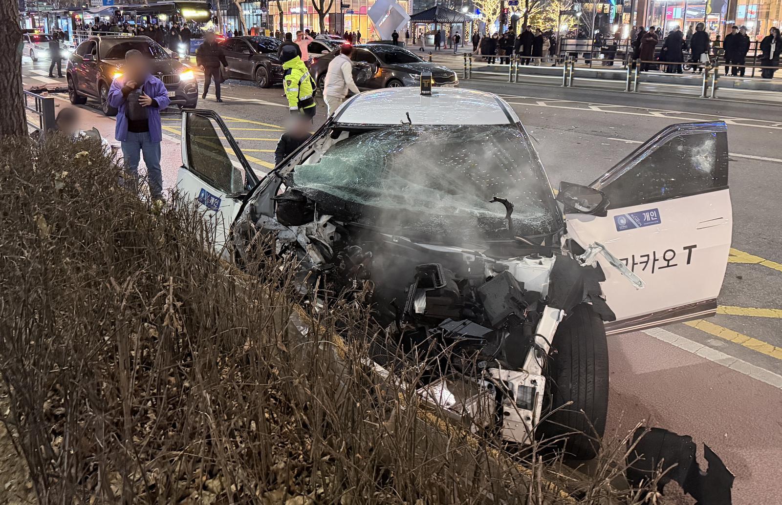 2일 오후 6시쯤 서울 지하철 1호선 종각역 인근에서 택시가 인도로 돌진해 횡단보도에서 신호 대기 중이던 시민들을 들이받는 사고가 발생했다.   이 사고로 여성 1명이 심정지 상태로 심폐소생술(CPR)을 받고 있으며 이외 5명의 시민도 부상을 입은 것으로 알려졌다.   소방 당국과 경찰은 정확한 사고 경위와 피해 규모를 파악하고 있다. 2026.1.2/뉴스1