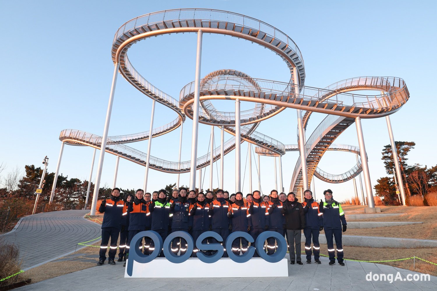 포스코그룹은 새해 첫 근무일인 2일 포항 스페이스워크에서 안전을 기원하고 미래 비전 실현을 다짐하는 시무행사를 가졌다.