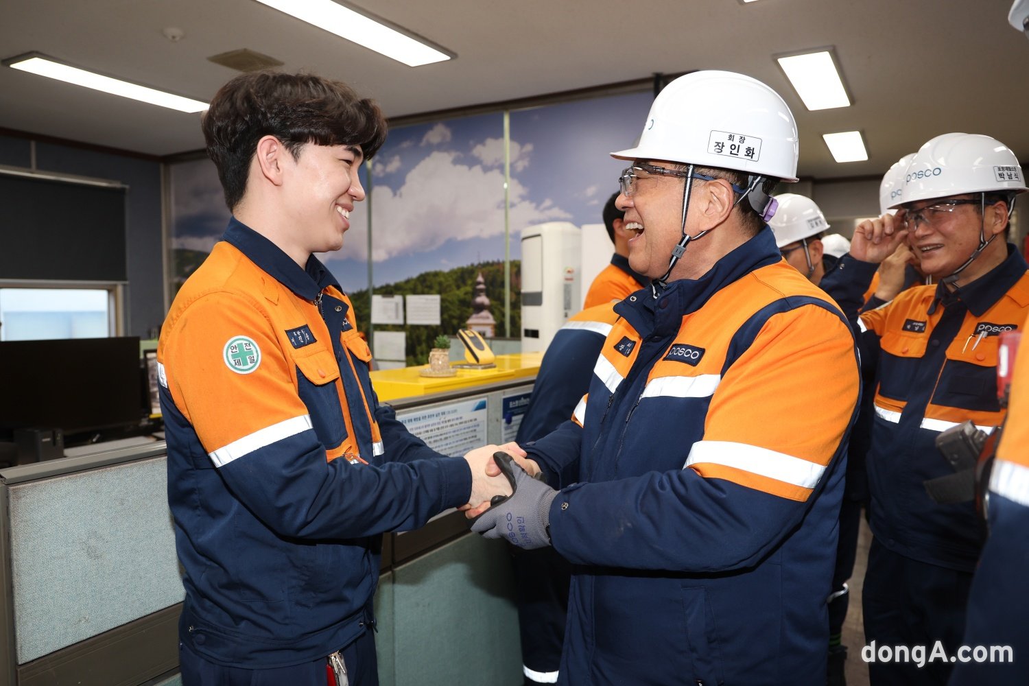 장인화 포스코그룹 회장이 새해 첫 행보로 포항제철소를 찾아 임직원을 격려했다.