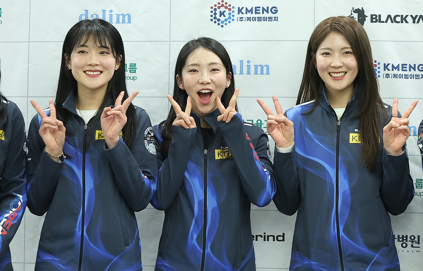 2일 오후 서울 송파구 서울올림픽파크텔에서 열린 ‘2025 밀라노-코르티나담페초 동계올림픽 & 동계패럴림픽 컬링 국가대표 출정식’에 참가한 여자 컬링 대표팀의 설예은(왼쪽부터), 김수지, 설예지가 행사가 끝난 뒤 카메라를 보며 포즈를 취하고 있다. 2026.1.2/뉴스1