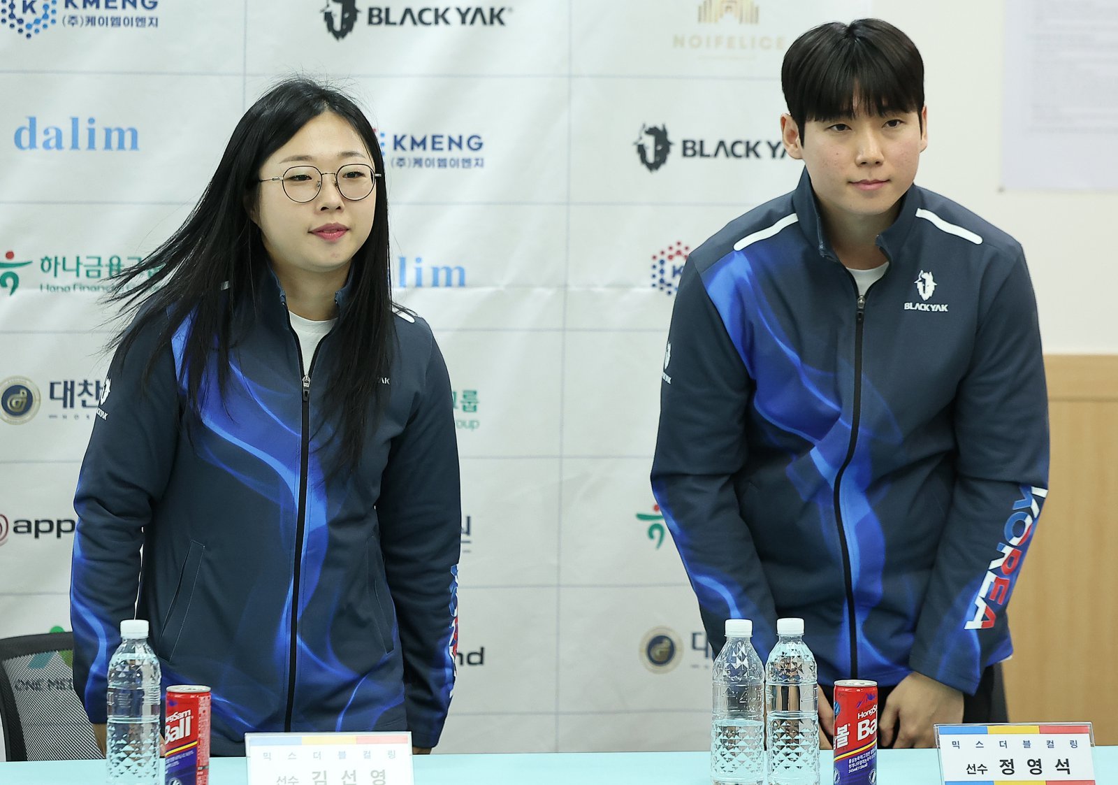 2일 오후 서울 송파구 서울올림픽파크텔에서 열린 ‘2025 밀라노-코르티나담페초 동계올림픽 & 동계패럴림픽 컬링 국가대표 출정식’에 참가한 믹스더블컬링팀의 김선영과 정영석(오른쪽)이 인사를 하고 있다. 2026.1.2/뉴스1