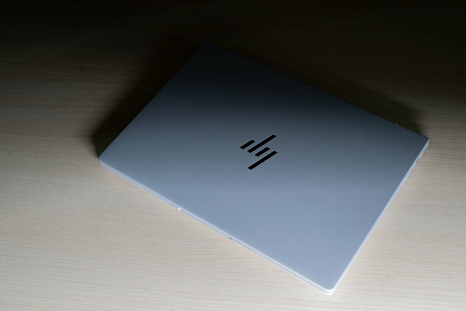 화려함보다 직관적인 디자인으로 마무리한 HP 엘리트북 X G1i 14 / 출처=IT동아