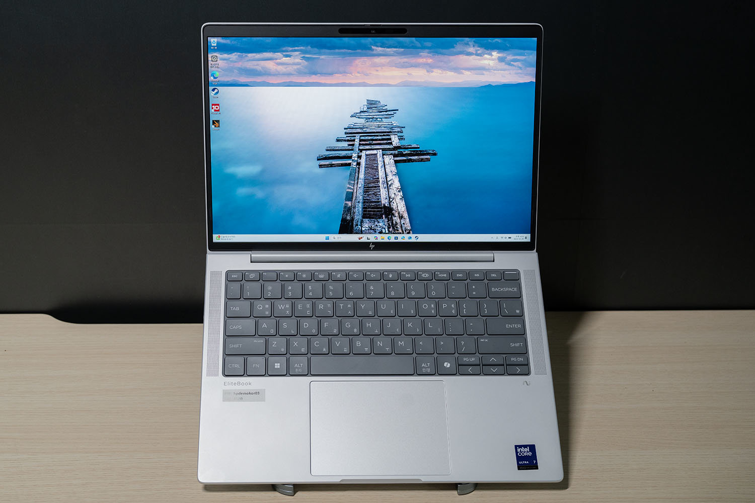 선명한 디스플레이와 여유로운 키보드, 터치패드 등이 눈에 띈다 / 출처=IT동아