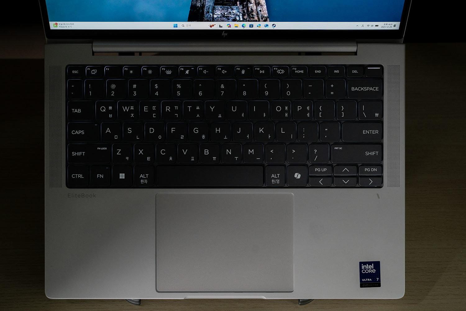 키보드는 LED 백라이트가 있어 야간 시인성을 제공한다 / 출처=IT동아