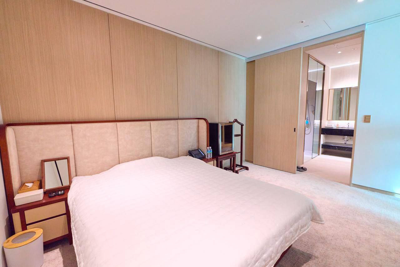 2일 청와대가 공개한 윤석열 전 대통령 재임 당시 용산 대통령실에 마련됐던 침실. 청와대에 따르면 사우나 시설은 2층 대통령 집무실 안쪽 문과 연결됐다. 사우나 우측 문을 열면 화장실이 나오고, 침실과 응접실로 이어진다고 한다. 청와대사진기자단·청와대 제공