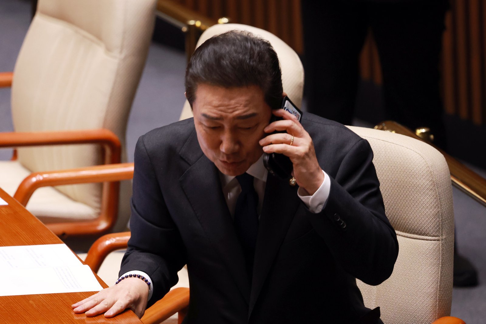 김병기 전 더불어민주당 원내대표가 30일 서울 여의도 국회에서 열린 본회의에서 전화 통화를 하며 회의장 밖으로 나가고 있다. 2025.12.30. 서울=뉴시스