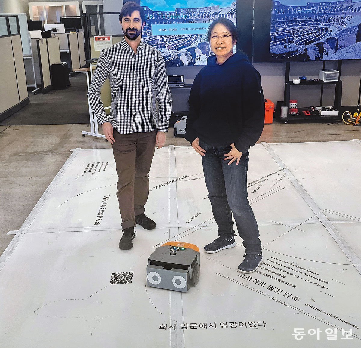 미국 캘리포니아주 실리콘밸리에 있는 로봇 스타트업 ‘더스티 로보스틱’에서 지난해 12월 16일(현지 시간) 이 회사 임원들이 로봇을 작동해 보이고 있다. 여러 언어를 출력할 수 있는 로봇이 ‘회사 방문해서 영광이었다’는 한글 문장을 바닥에 찍어냈다. 실리콘밸리=신진우 특파원 niceshin@donga.com