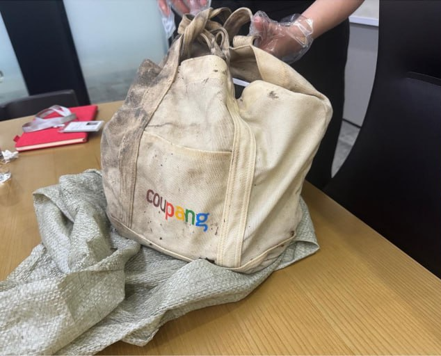 12월 18일 중국 하천에서 회수된 에코백.  이 안에 노트북과 저장 장치가 있었다. 쿠팡 제공.