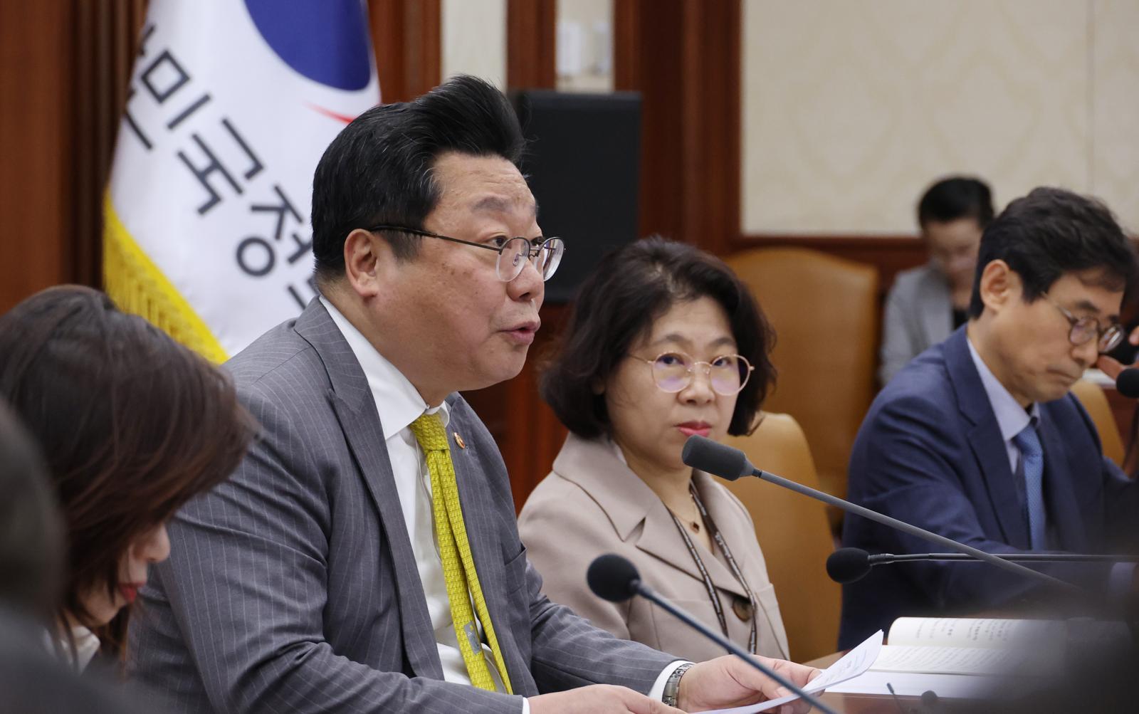 주형환 저출산고령사회위원회 부위원장이 서울 종로구 정부서울청사에서 열린 인구비상대책회의에 참석해 발언하는 모습. 주 부위원장은 지난달 사임했다. 뉴시스