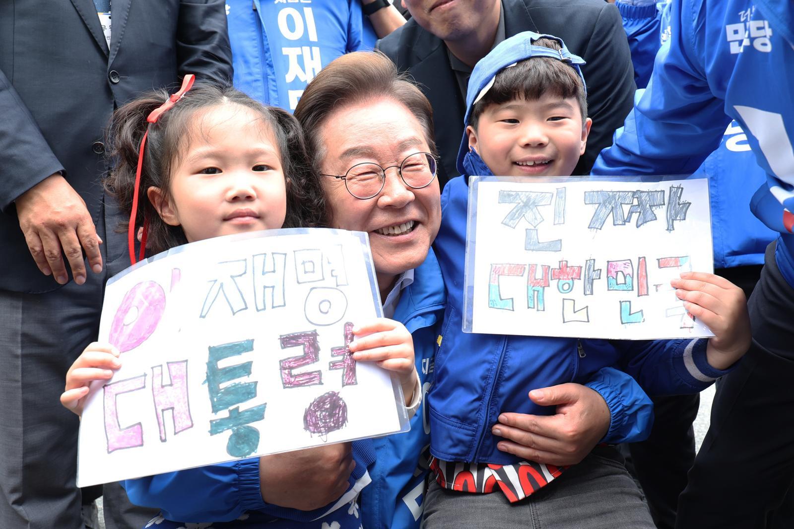 지난해 5월 이재명 당시 더불어민주당 대통령 후보가 대통령 선거 유세 당시 아이들과 함께 사진을 찍은 모습. 나주=뉴스1