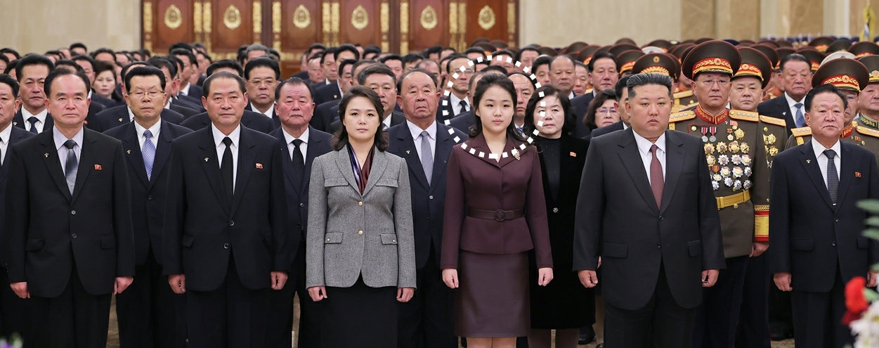 김정은 부부 가운데 선 김주애 김정은 북한 국무위원장의 딸 주애(원 안)가 김 위원장과 함께 새해 첫날 금수산태양궁전을 참배했다고 북한 노동당 기관지 노동신문이 2일 보도했다. 금수산태양궁전엔 김일성, 김정일 부자 시신이 안치돼 있다. 노동신문 뉴스1
