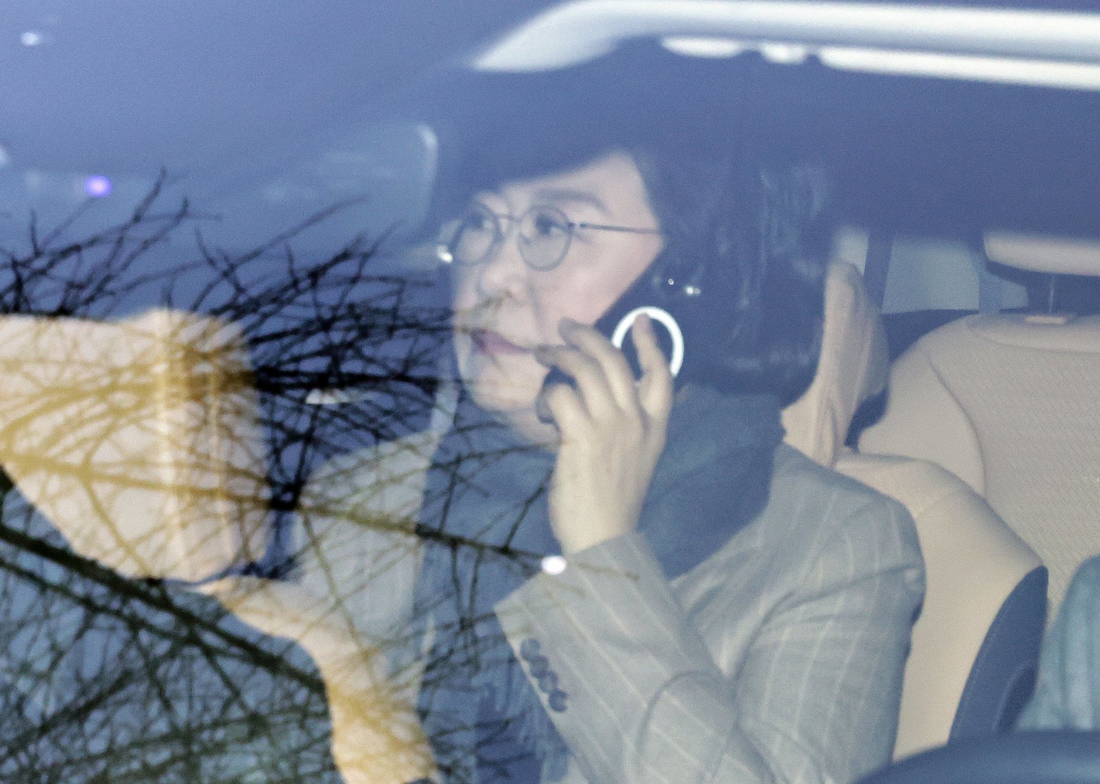 갑질·폭언 등 직장 내 괴롭힘 의혹이 제기된 이혜훈 초대 기획예산처 장관 후보자가 2일 오전 서울 중구 예금보험공사에 마련된 인사청문회 준비 사무실로 출근하며 차량에서 누군가와 전화 통화를 하고 있다. (공동취재)