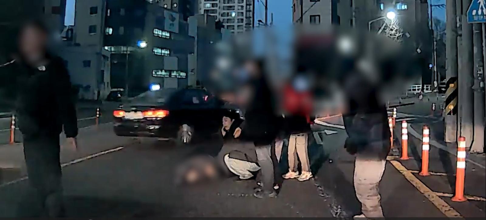 대구 남부경찰서 소속 최지수 순경이 비번 날인 지난해 12월 31일 오전 도로에 쓰러진 교통사고 피해자를 발견해 초동 조치를 하고 있다. (대구경찰청 제공. 재판매 및 DB 금지) 2025.12.31/뉴스1