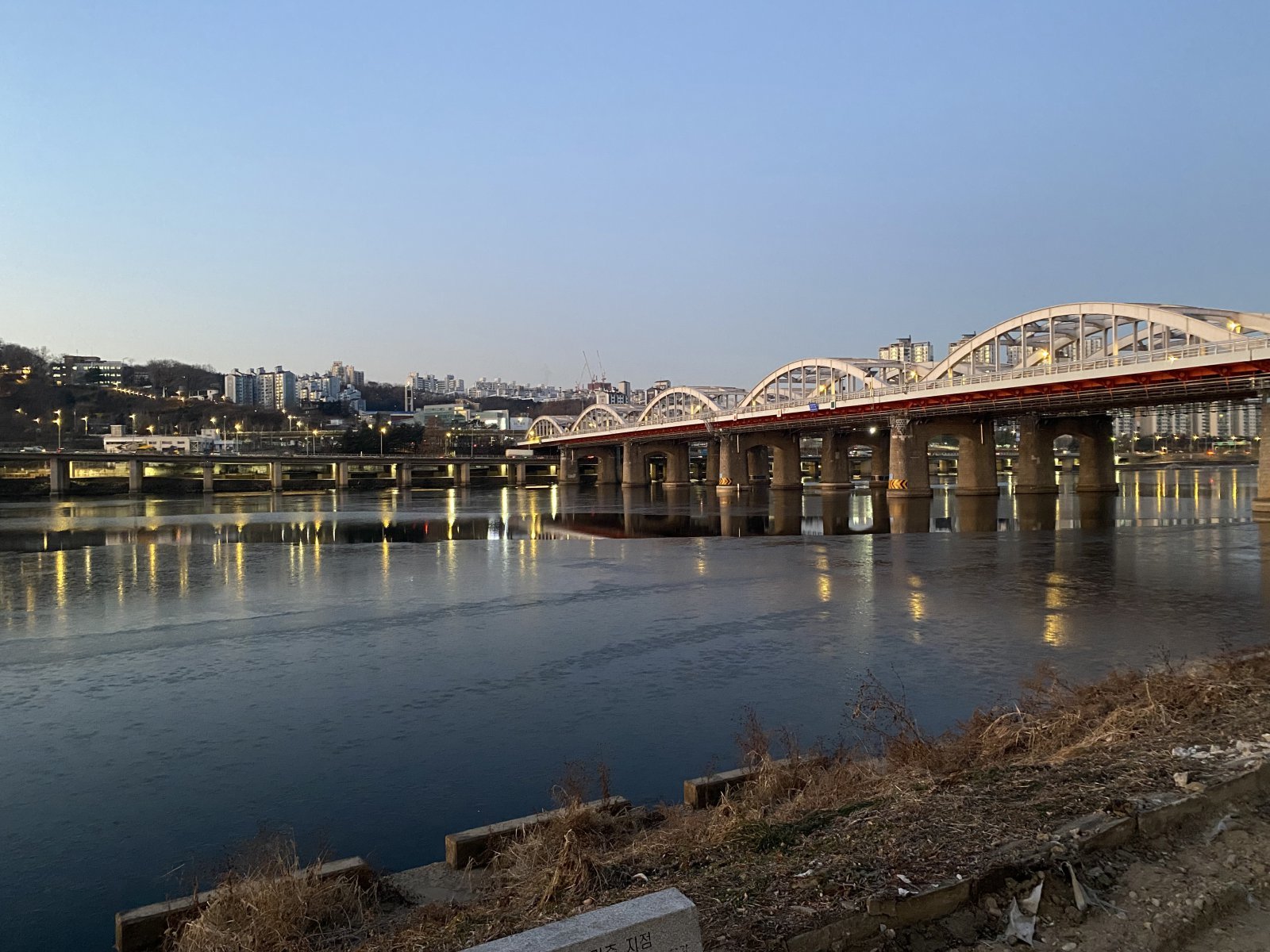 아침 기온이 최저 -14도까지 떨어지며 강추위가 이어지고 있는 3일 서울 한강이 얼어붙어 있다. 이번 한강 결빙은 평년보다 7일, 지난 겨울보다 37일 빠르게 나타났다.  기상청 제공