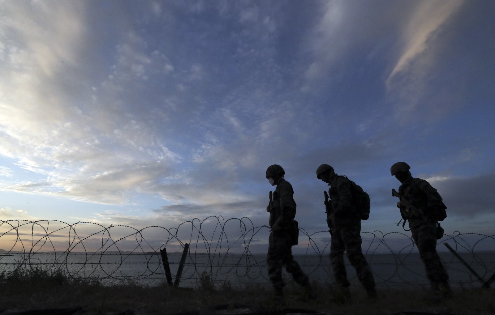 문재인 대통령이 군은 경계태세를 더욱 강화하여 국민의 생명과 안전을 보호하기 위한 만반의 태세를 갖추라고 지시한 24일 인천 옹진군 연평도에서 해병대 장병들이 경계근무를 하고 있다. 2020.09.24.   [연평도=뉴시스]