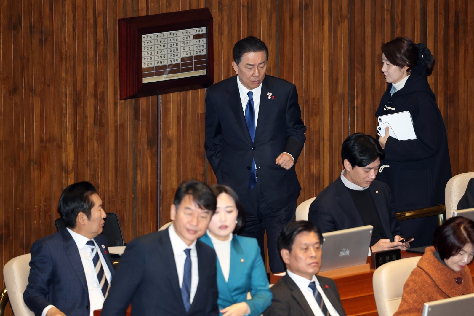 지난 24일 서울 여의도 국회에서 열린 제430회국회(임시회) 제2차 본회의에서 김병기 더불어민주당 원내대표와 강선우 의원이 대화를 나누며 발걸음을 옮기고 있다. 왼쪽 아래는 정청래 대표. 2025.12.31 뉴스1