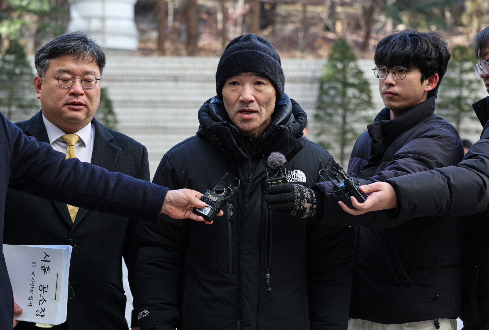 ‘서해 공무원 피격 사건’ 해양수산부 공무원 故이대준 씨의 친형 이래진 씨와 변호인이 26일 서울 서초구 중앙지방법원에서 열린 1심 선고 공판에 출석하면서 기자들의 질문에 답하고 있다. (공동취재) 2025.12.26 뉴스1