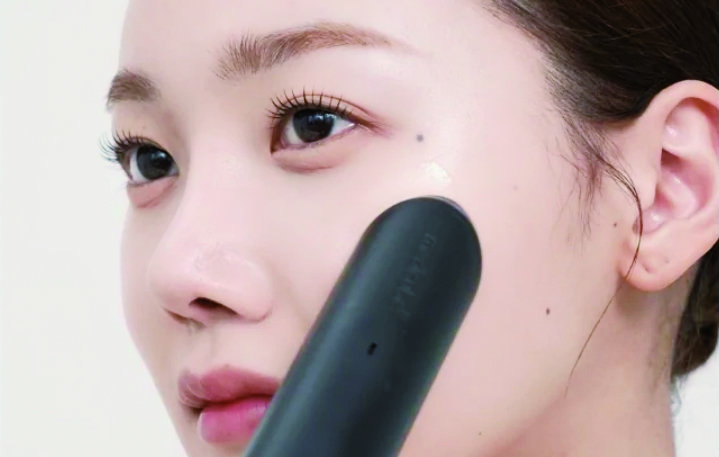 ‘기획-연구개발(R&D)-생산-유통’까지 전 밸류체인을 내재화해 출시한 에이지알 2세대 제품 ‘부스터 프로’. 에이피알 제공