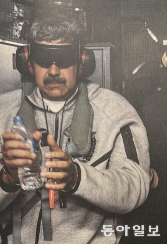 도널드 트럼프 미국 대통령이 3일(현지시간) 소셜미디어 ‘트루스소셜’을 통해 공개한 니콜라스 마두로 베네수엘라 대통령의 국외 이송 모습. 트럼프 대통령은 ‘니콜라스 마두로가 USS 이오지마 함에 탑승해 있다’라는 글과 함께 사진을 게재했다.도널드 트럼프 트루스소셜