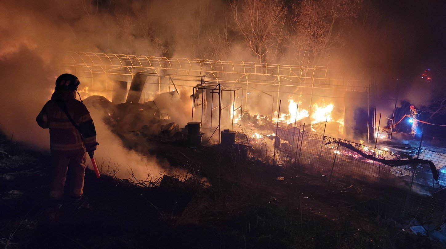 3일 오후 7시 39분쯤 경북 의성군 안평명 양봉용 비닐하우스에서 불이 나 출동한 소방관들이 진화작업을 벌이고 있다. 경북소방 제공.