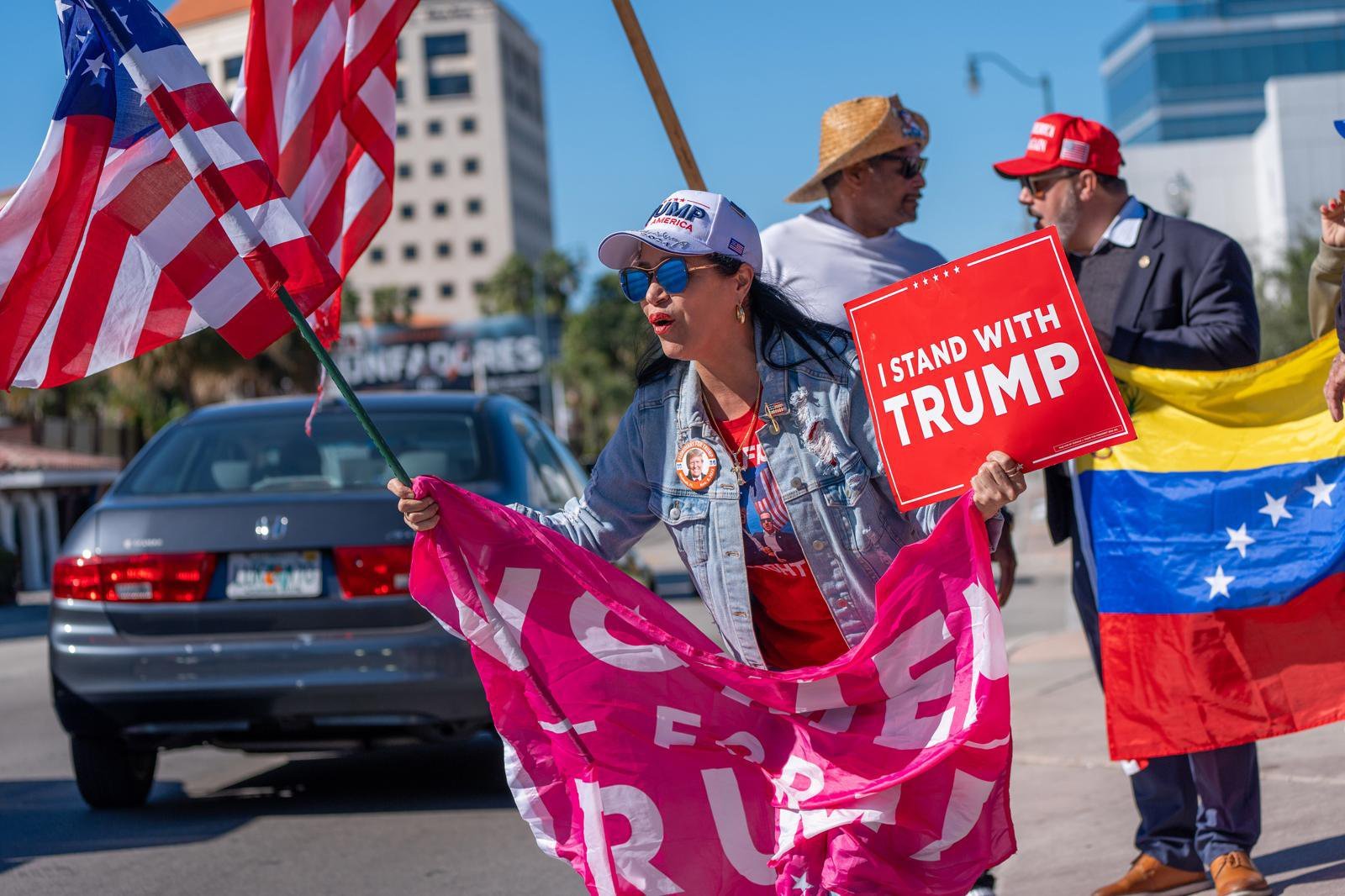 3일 플로리다주 마이애미에서 한 라틴계 여성이 ‘나는 트럼프를 지지한다’는 팻말을 들고 마두로 대통령의 체포를 반기고 있다. 마이애미=AP 뉴시스