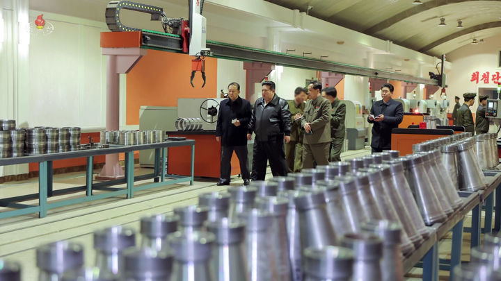 北 김정은 “전술유도무기 2.5배 증산 필요”…연이은 군사행보