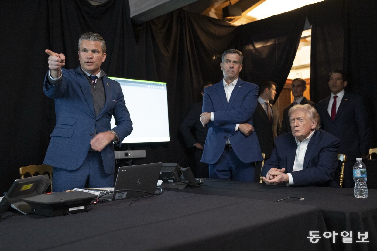 피트 헤그세스 미국 국방장관, 존 랫클리프 중앙정보국(CIA) 국장, 도널드 트럼프 대통령(왼쪽부터)이 3일(현지 시간) 플로리다주 마러라고 리조트에 차려진 상황실에서 니콜라스 마두로 베네수엘라 대통령 체포 작전 상황을 실시간으로 지켜보고 있다. 사진 출처 트루스소셜