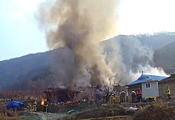 4일 오전 8시 59분쯤 경북 의성군 안평면 한 단독주택에서 불이 나 소방 당국이 진화하고 있다. 경북소방본부 제공.