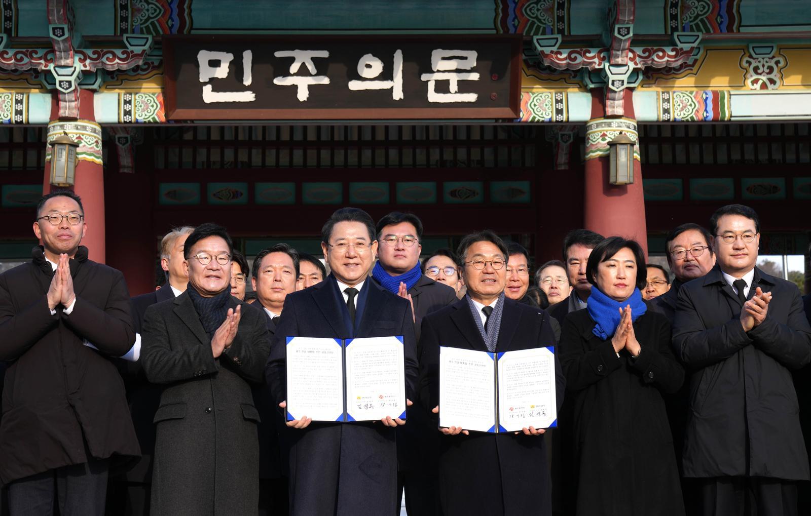 강기정 광주시장(오른쪽에서 세 번째)과 김영록 전남지사가 2일 광주 북구 운정동 국립5·18민주묘지에서 ‘광주·전남 통합 지방정부 추진 공동선언문’을 발표하고 있다. 전남도 제공