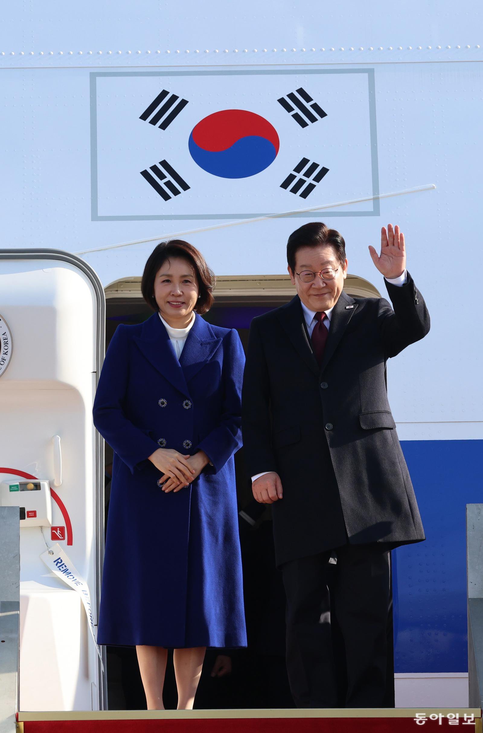 3박 4일간 중국을 국빈 방문하는 이재명 대통령과 김혜경 여사가 4일 오전 성남 서울공항에서 공군 1호기에 올라 환송객들에게 인사를 하고 있다. 송은석 기자 silverstone@donga.com
