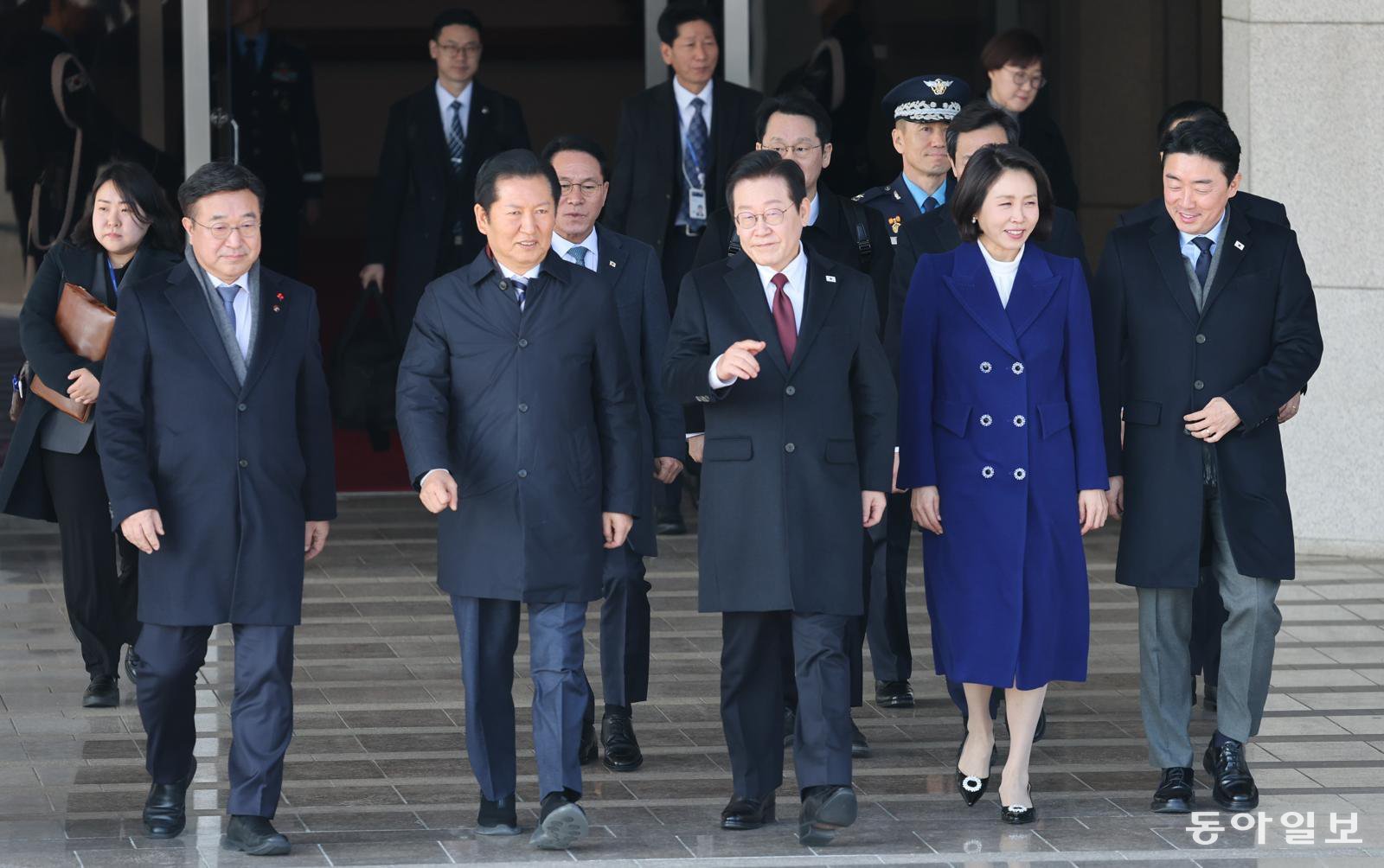 3박 4일간 중국을 국빈 방문하는 이재명 대통령과 김혜경 여사가 4일 오전 성남 서울공항에서 환송 나온 정청래 더불어민주당 대표 등과 공군 1호기로 향하고 있다. 송은석 기자 silverstone@donga.com