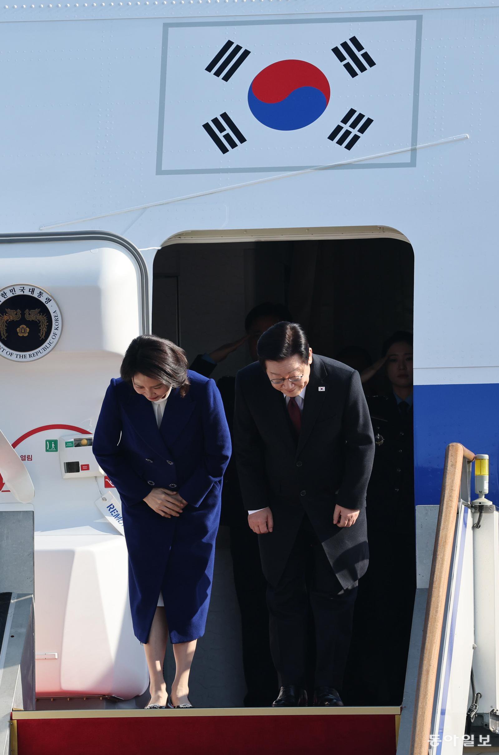 3박 4일간 중국을 국빈 방문하는 이재명 대통령과 김혜경 여사가 4일 오전 성남 서울공항에서 공군 1호기에 올라 환송객들에게 인사를 하고 있다. 송은석 기자 silverstone@donga.com