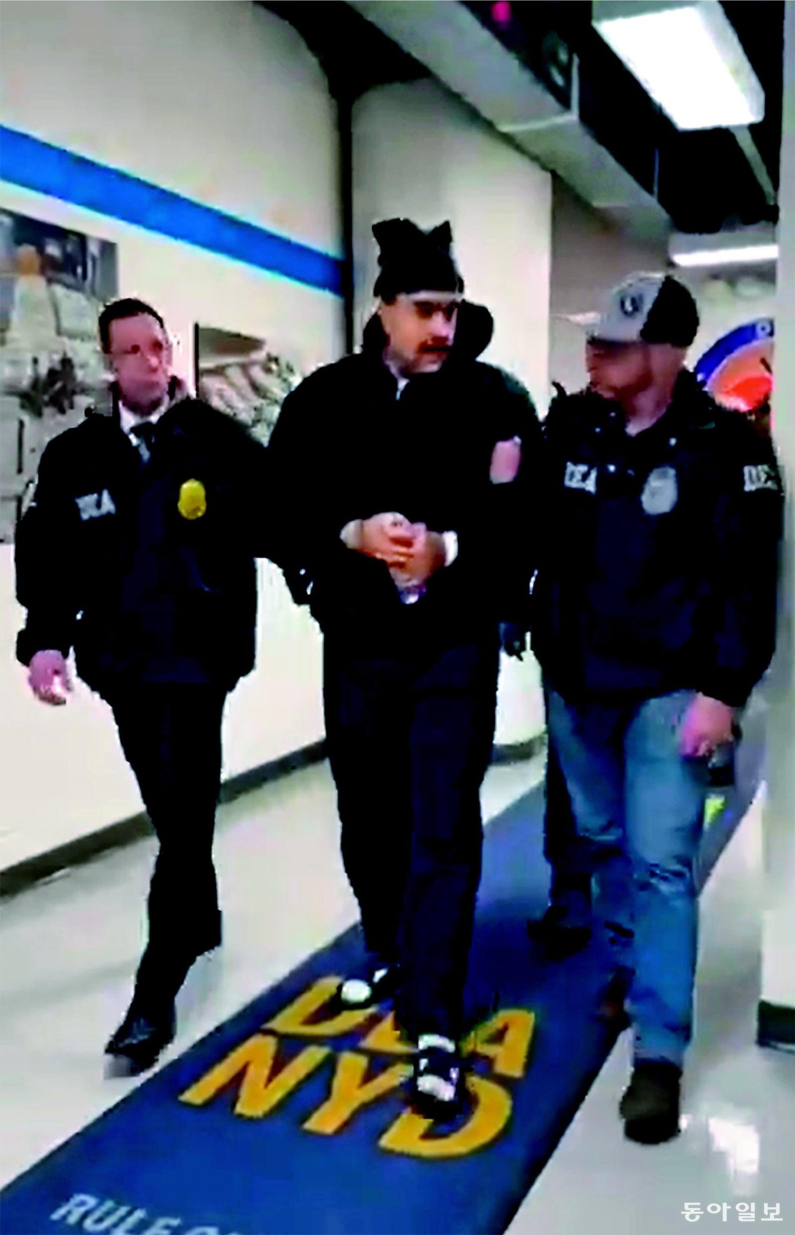 3일(현지 시간) 니콜라스 마두로 베네수엘라 대통령(가운데)이 미국 뉴욕의 마약단속국(DEA) 뉴욕지부에서 수갑을 찬 채 요원들에게 둘러싸여 걸어가고 있다. 출처 미국 백악관 X 계정