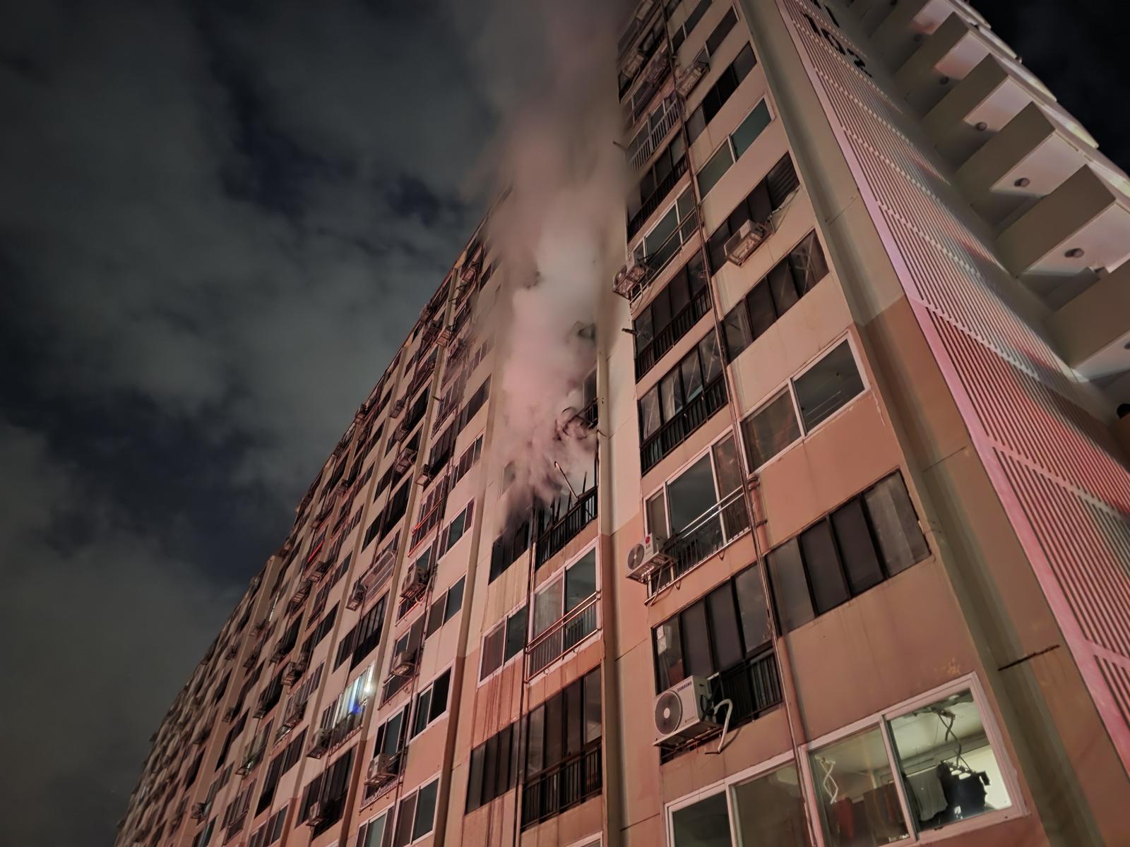 3일 오전 4시경 광주 북구 운암동 한 아파트 5층에서 불이 나 주민 3명이 부상을 입고 80명이 대피했다. 광주소방안전본부 제공