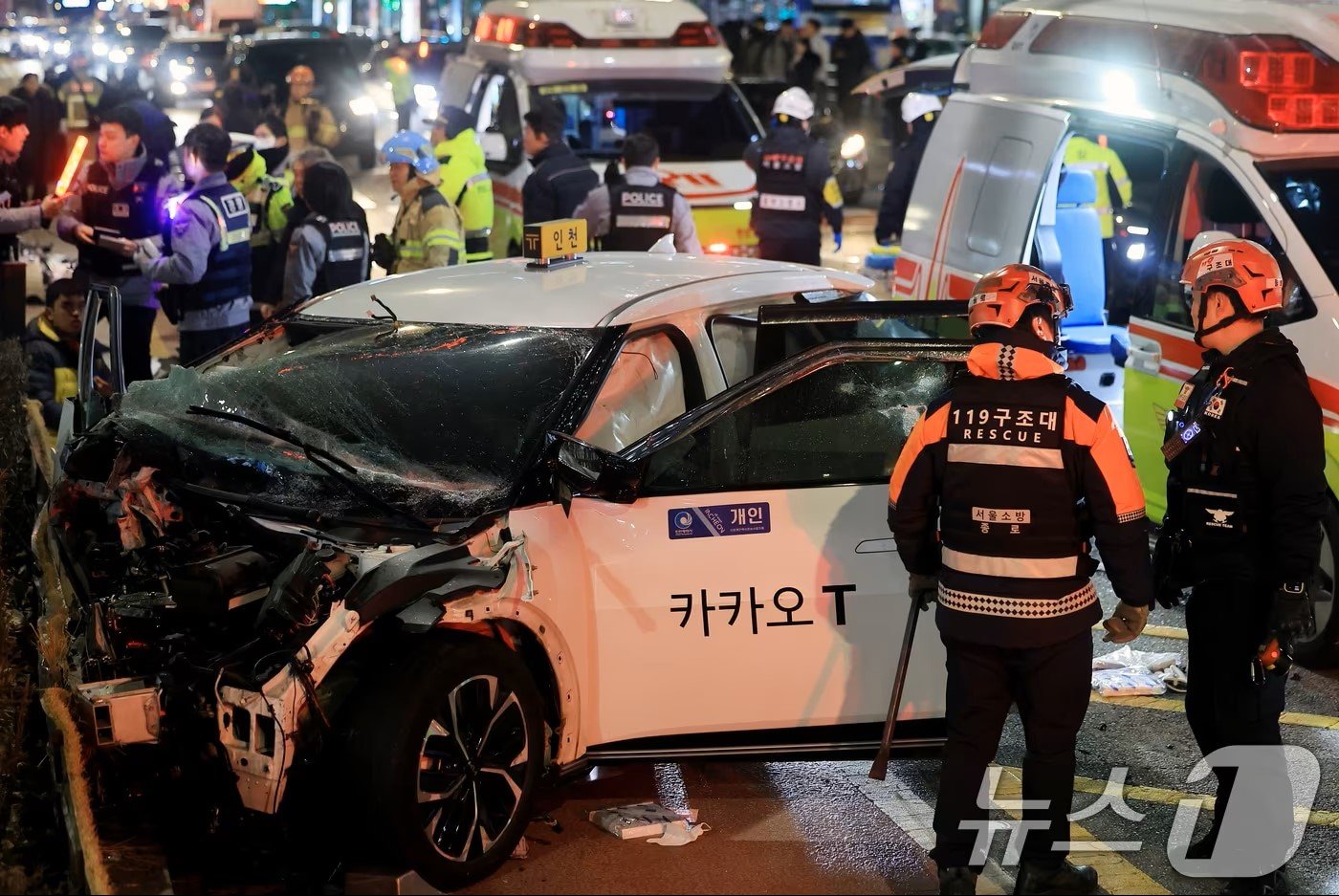 2일 오후 6시쯤 서울 지하철 1호선 종각역 인근에서 택시가 인도로 돌진해 횡단보도에서 신호 대기 중이던 시민들을 들이받는 사고가 발생했다. 뉴스1