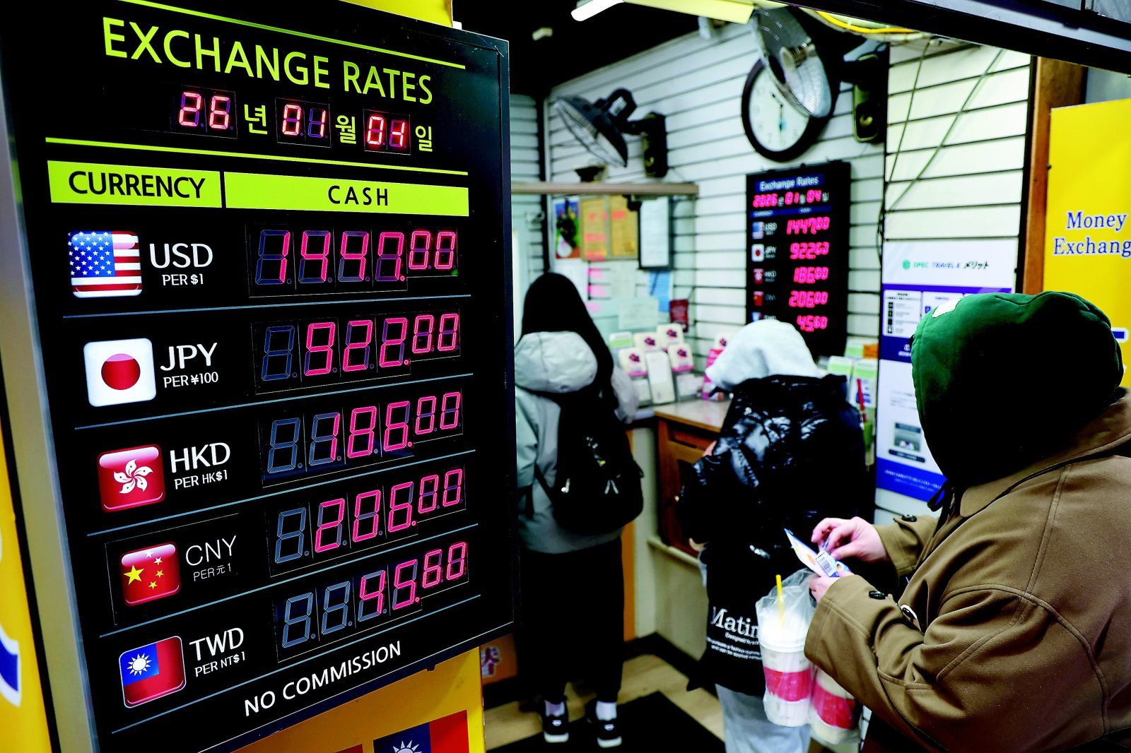4일 서울 중구 명동의 환전소에서 외국인 관광객들이 환전을 하고 있다.   지난해 원/달러 환율 주간 거래 연평균은 1422.16원으로 외환위기를 겪었던 1998년 평균보다도 높은 역대 최고 기록을 썼다.  이날 금융권에 따르면 5대 금융지주(KB국민·신한·하나·우리·NH농협)는 올해 원·달러 환율이 1300원대로 빠르게 내려가기보다는 상당 기간 1400원대에서 등락을 이어갈 것으로 전망했다. 2026.1.4 (서울=뉴스1)