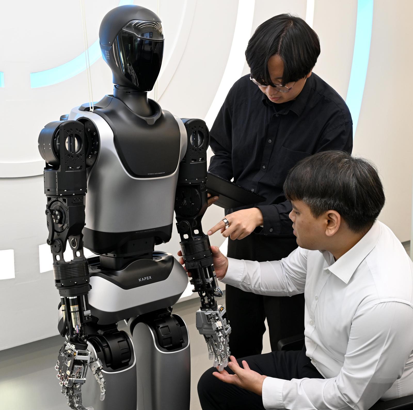 KIST 연구진이 한국형 휴머노이드 플랫폼 ‘KAPEX’를 점검하고 있다. 상반기 가정 환경에서 물체를 인식·조작하는 AI 기반 실증 연구에 착수한다. KIST 제공