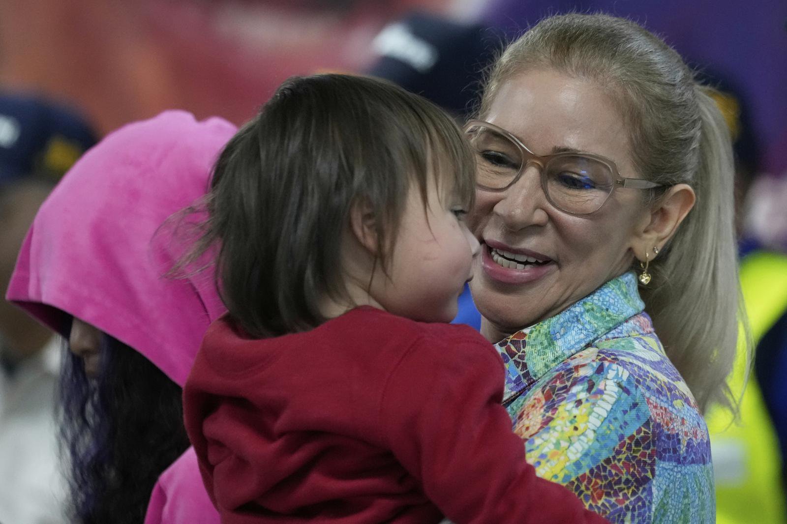 2025년 7월 베네수엘라 영부인 실리아 플로레스 여사(맨 오른쪽)가 수도 카라가스 인근 마이케티아 공항에서 미국에서 추방된 이주민 자녀들을 맞이하고 있다. 그는 베네수엘라의 ‘레이디 맥베스’로 불렸다. 마이케티아=AP뉴시스