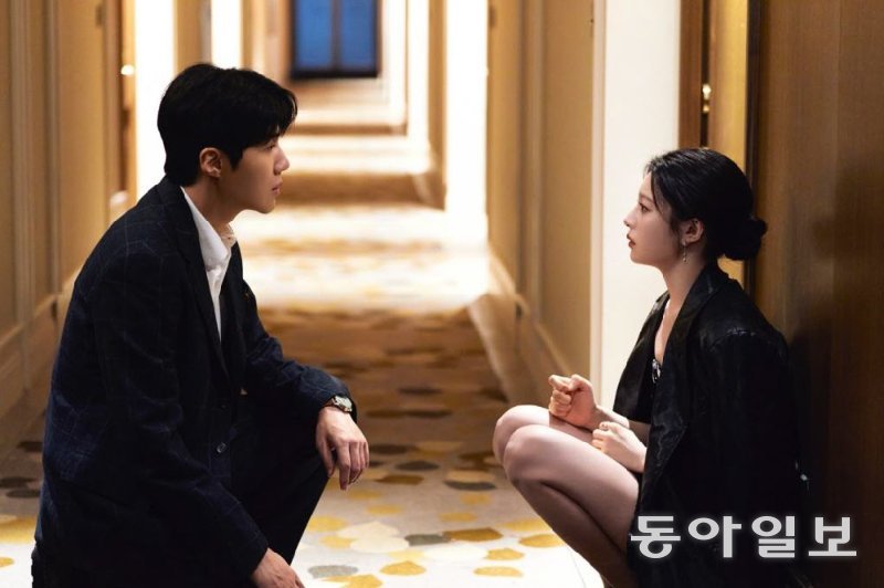 이달 16일 넷플릭스에서 공개되는 12부작 드라마 ‘이 사랑 통역되나요?’의 한 장면. 로맨스 작품들을 주로 쓴 드라마 작가 ‘홍자매’(홍정은, 홍미란)의 신작이다. 넷플릭스 제공.