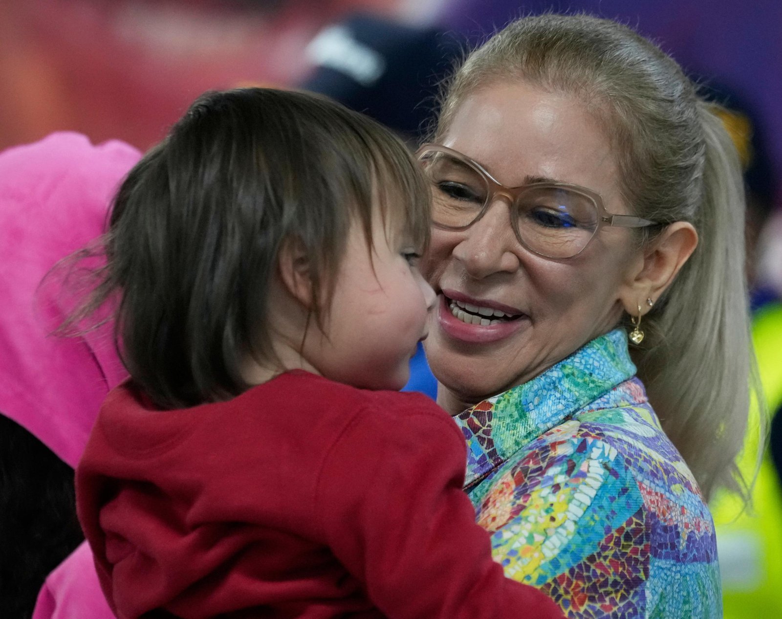 2025년 7월 실리아 플로레스 여사(오른쪽)가 수도 카라카스 인근 마이케티아 공항에서 미국에서 추방된 이주민 자녀들을 맞이하고 있다. 마이케티아=AP 뉴시스