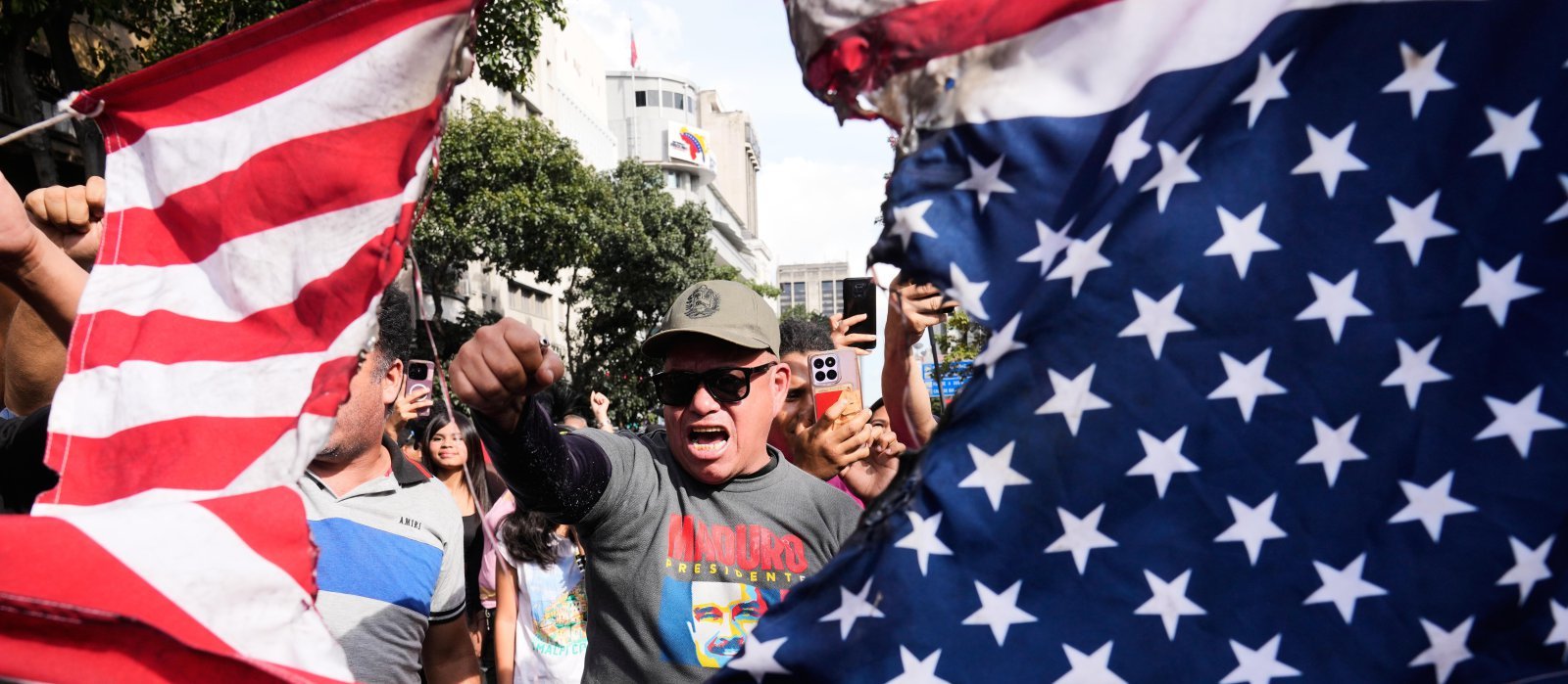 니콜라스 마두로 베네수엘라 대통령이 미국 뉴욕으로 압송된 3일 베네수엘라 수도 카라카스에서 마두로 지지자들이 성조기를 불태우고 있다. 친마두로 무장세력 ‘콜렉티보’가 주요 도시들을 점거하며 삼엄한 분위기를 조성하고 있다고 현지 매체들은 전했다. 카라카스=AP 뉴시스